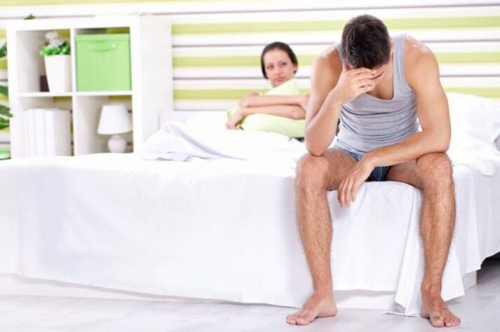 Muž se obává alarmujících příznaků prostatitidy