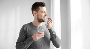 muž bere léky k léčbě prostatitidy