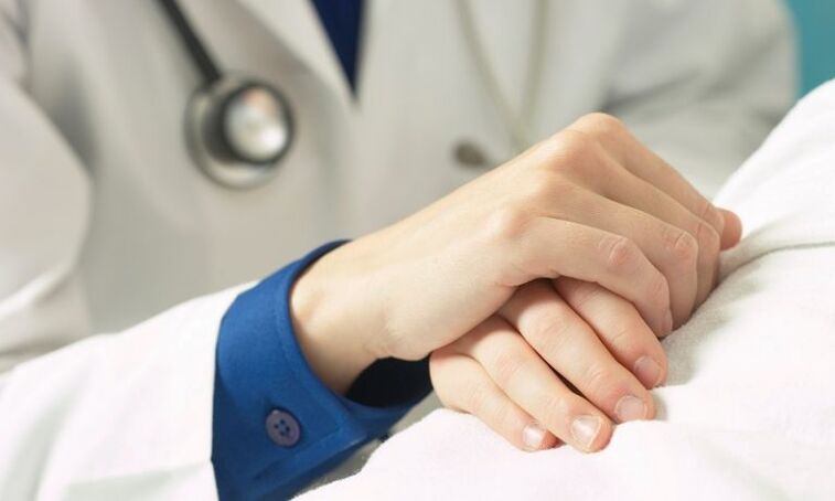 lékař podporuje pacienta s prostatitidou